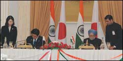 Indian Prime Minister Dr. Manmohan Singh and Japanese Prime Minister Shinzo Abe signing the joint statement to intensify the strategic and global partnership, in New Delhi, on January 25, 2014.