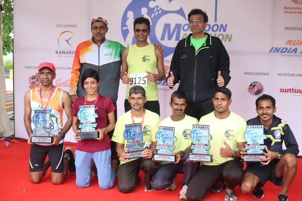 Kanakia Group MD Himanshu Kanakia posing with all the winners of Kanakia Monsoon Marathon Challenge 2019