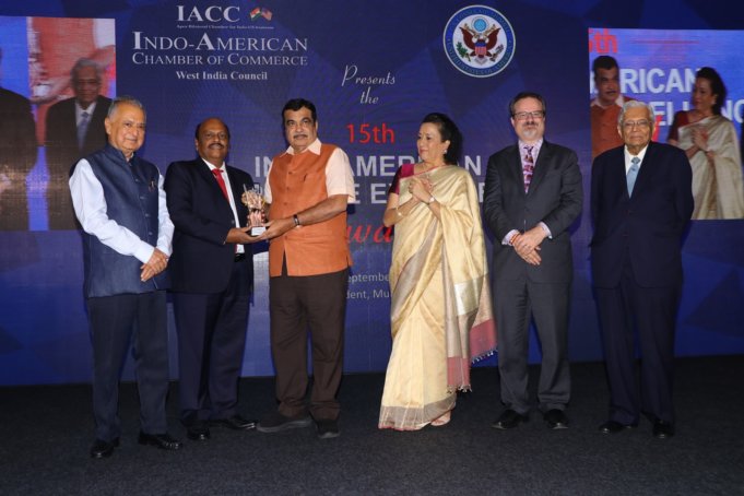 C V Subramanyam Chairman & MD, Cigniti Technologies receives award form Nitin Gadkari, Hon'ble Minister