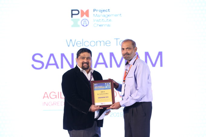 Syed Nazir Razik felicitating keynote speaker Sudhanshu Mani, Ex-General Manager - Indian Railways' Integral Coach Factory (ICF), Chennai and Chief Architect of India's fastest train, '