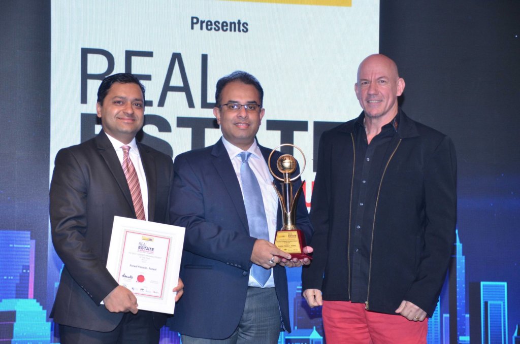 Mr. Rajat Rastogi - Executive Director, Runwal Group receiving the 'Most Admired Upcoming Project Of The Year' Award for Runwal Pinnacle