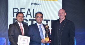 Mr. Rajat Rastogi - Executive Director, Runwal Group receiving the 'Most Admired Upcoming Project Of The Year' Award for Runwal Pinnacle
