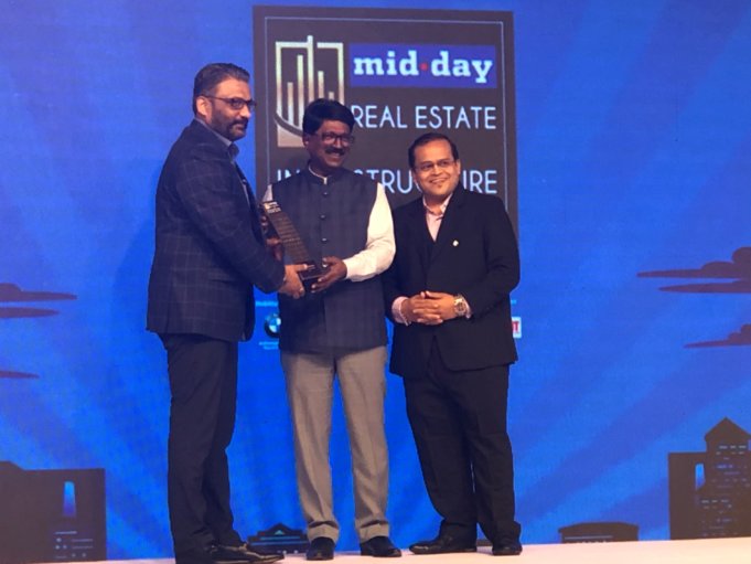Mr. Ajay Nair, COO receiving the Iconic Developer Of The Year award on behalf of JP Infra Mumbai