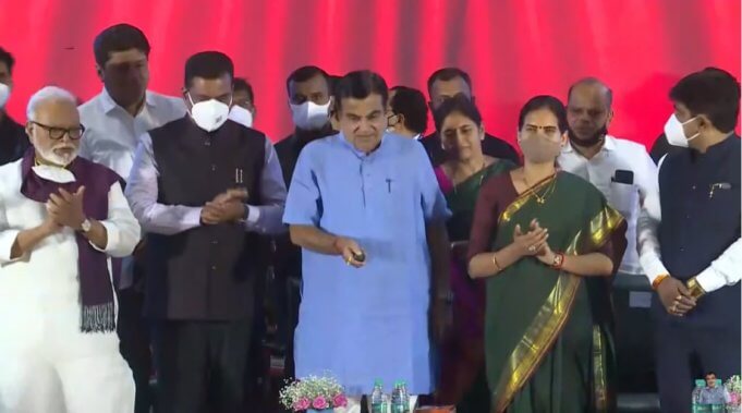 Union Minister of Road Transport & Highways Nitin Gadkari inaugurated and laid the foundation stones for about 206 km long national highway projects worth nearly Rs 1,678 crore in Nashik, Maharashtra. The greenfield expressway project from Surat-Nashik-Ahmednagar-Solapur to Chennai has been approved by the Union Ministry of Road, Transport and Highways (MoRTH) under Project Phase-1. Nashik-Mumbai highway would be repaired and renovated at a cost of Rs 5,000 crore. Moreover, six-lane of 20 km route from Pimprisado to Gonde and elevated corridor from Nashik Road to Dwarka will also be constructed. Surat-Nashik-Ahmednagar-Solapur to Chennai Greenfield Expressway Project is an access-controlled route and after completion of the project the distance between Surat to Solapur will be reduced to 95 km and distance to travel from Surat to Chennai will be reduced to about 200 km. The project is expected to be completed in three years. It will save a lot of fuel and also reduce the travel time. Also, as expressways pass through rural areas, more employment opportunities will be generated. The distance from Pimpri-Chinchwad to Gonde is 20 km. Once completed, Nashik residents will travel to Mumbai by the six lanes road. The estimated cost will be Rs 600 crore. It includes 10 underpasses, three RoBs and a service road. The project will provide fast and secure connectivity to Mumbai. Along with the overall development of the area, new industries and job creation will be provided by Gonde MIDC. Nashik Road to Dwarka Chowk is a part of Nashik-Pune (R. M. No. 50) and recently has been included in the Bharatmala Pariyojana project. Due to this project, traffic congestion at Vdarka Chowk will be eliminated and the journey from Nashik Road to Dwarka will be done in half time.