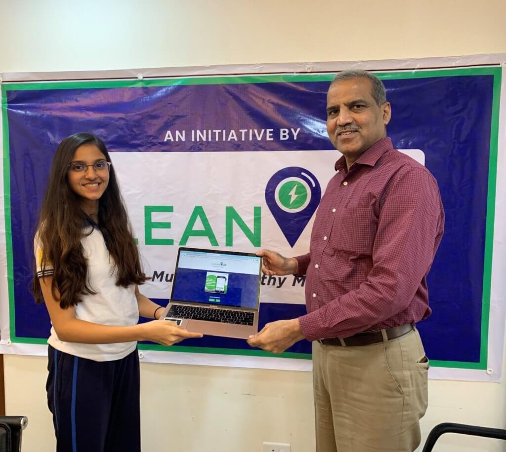 Mr. Suresh Kakani, Additional Commissioner of BMC launching the home loan app for sanitation workers along with Ms. Sanjana Runwal, a 17-year teen from Mumbai and the founder of the NGO Clean-Up Foundation