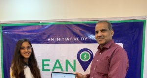Mr. Suresh Kakani, Additional Commissioner of BMC launching the home loan app for sanitation workers along with Ms. Sanjana Runwal, a 17-year teen from Mumbai and the founder of the NGO Clean-Up Foundation